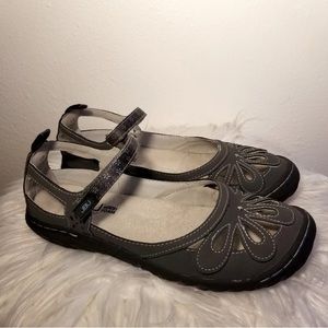 Jambu JBU WildFlower Encore Sandal in Dark Gray Size 8.5